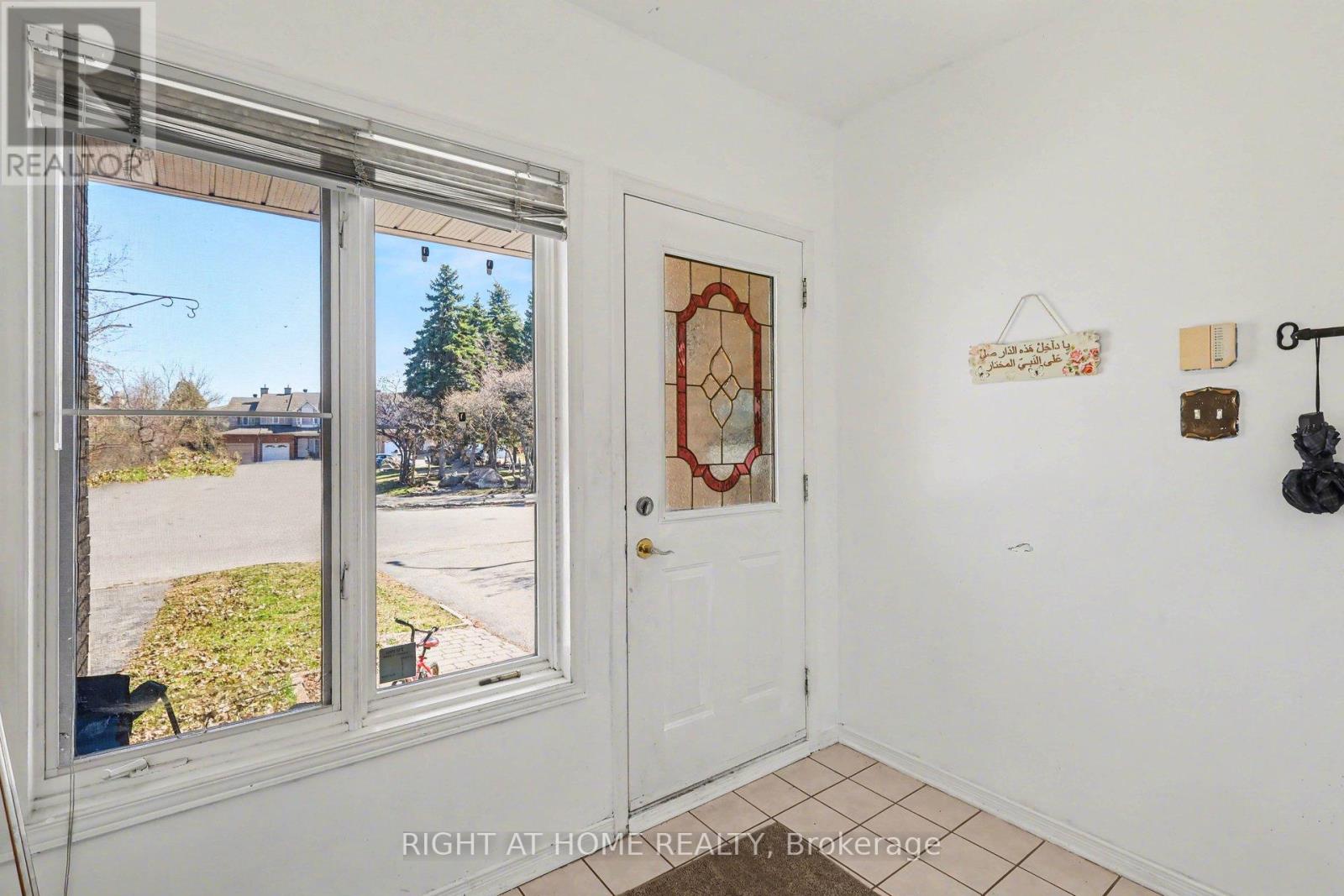 52 Scarlet Court, Ottawa, Ontario  K1T 3R5 - Photo 2 - X13046480