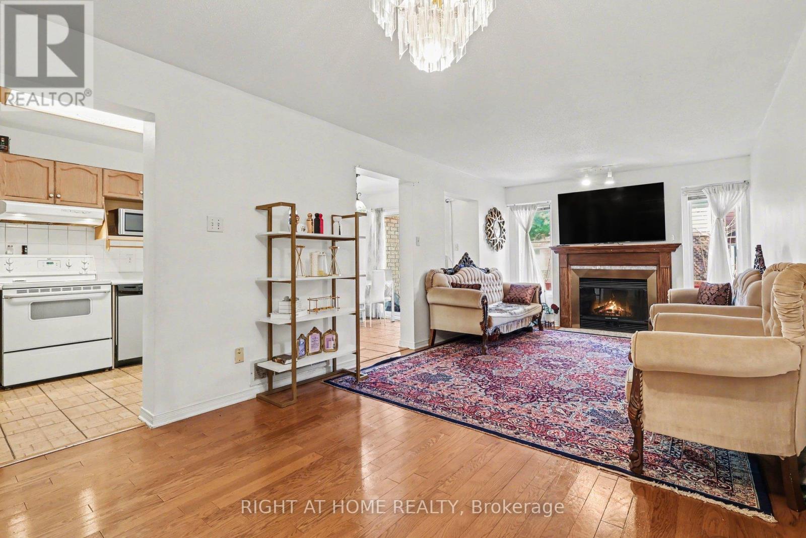 52 Scarlet Court, Ottawa, Ontario  K1T 3R5 - Photo 4 - X13046480