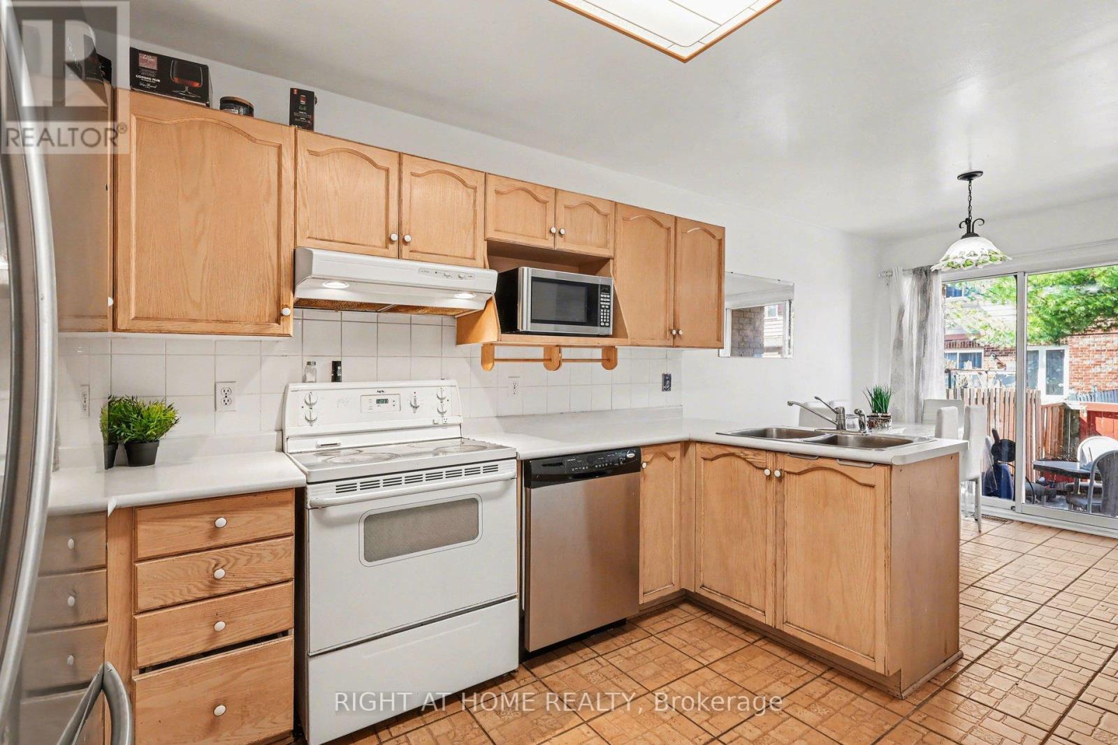 52 Scarlet Court, Ottawa, Ontario  K1T 3R5 - Photo 9 - X13046480