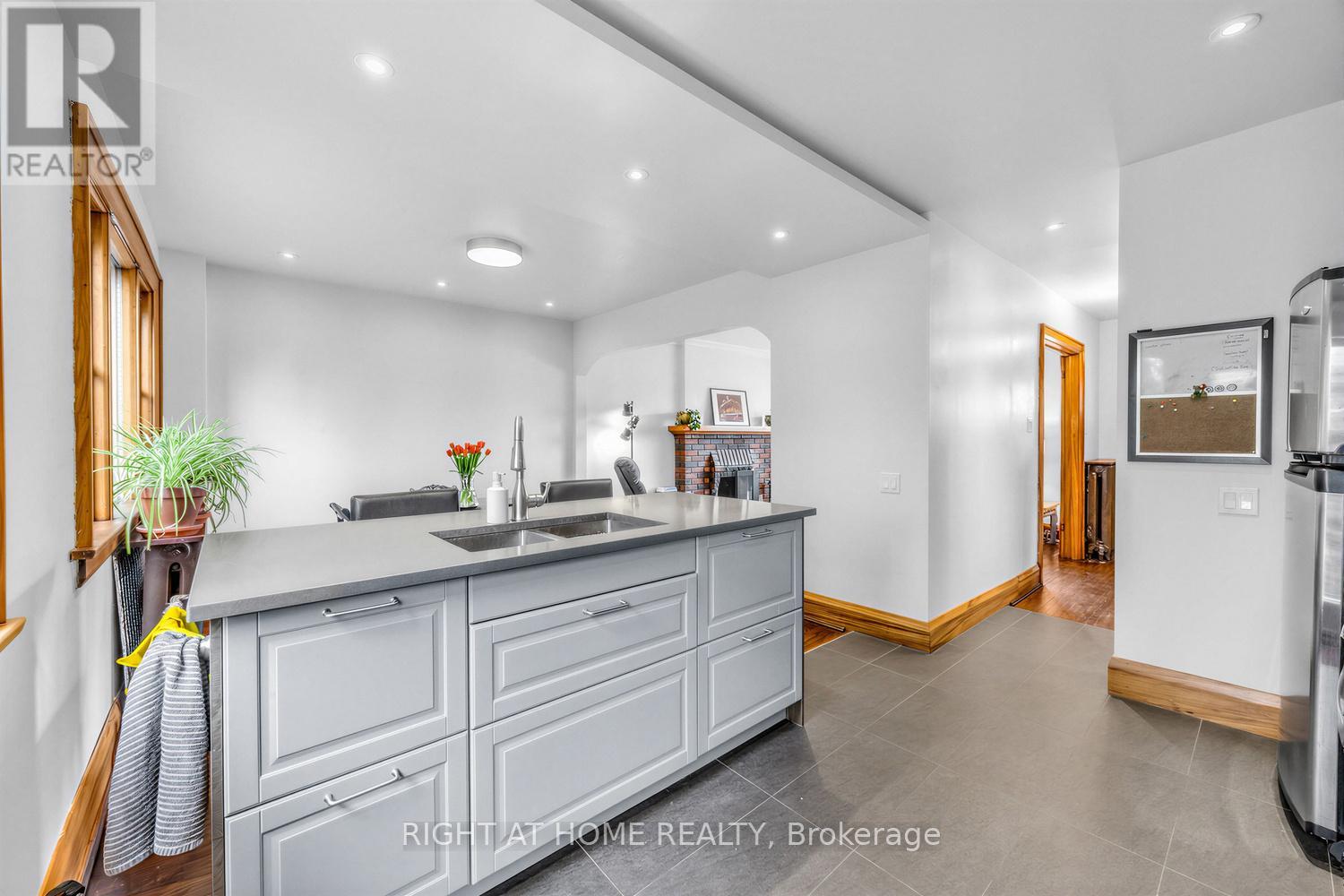 26 Maryland Boulevard, Toronto, Ontario  M4C 5C9 - Photo 13 - E13046576