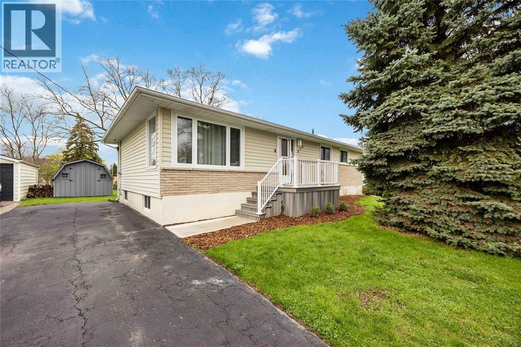 570 Niagara Street, Plympton-Wyoming, Ontario  N0N 1T0 - Photo 2 - 26009185