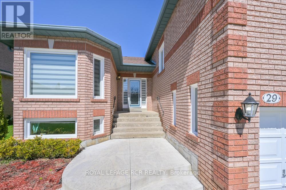 29 Depeuter Crescent, Bradford West Gwillimbury, Ontario  L3Z 3A3 - Photo 2 - N12828416