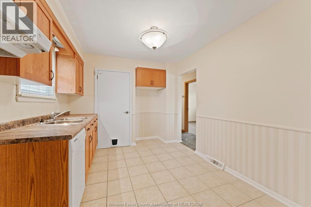 4045 Dougall, Windsor, Ontario  N9G 1X4 - Photo 14 - 26009221