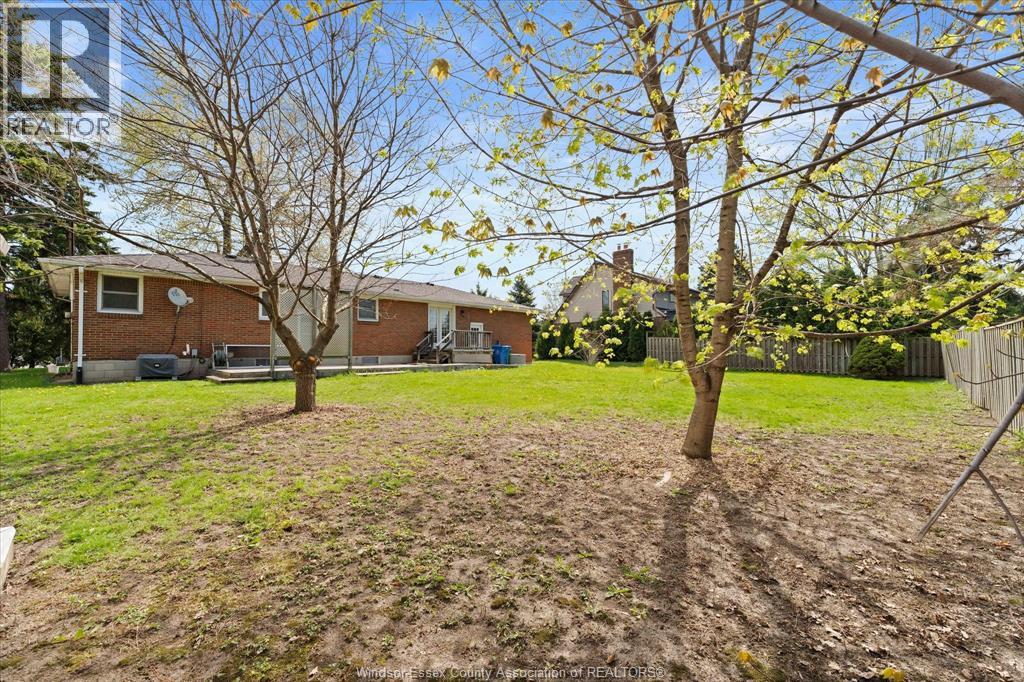 4045 Dougall, Windsor, Ontario  N9G 1X4 - Photo 38 - 26009221