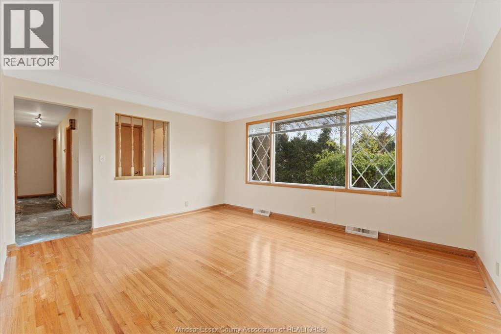 4045 Dougall, Windsor, Ontario  N9G 1X4 - Photo 9 - 26009221