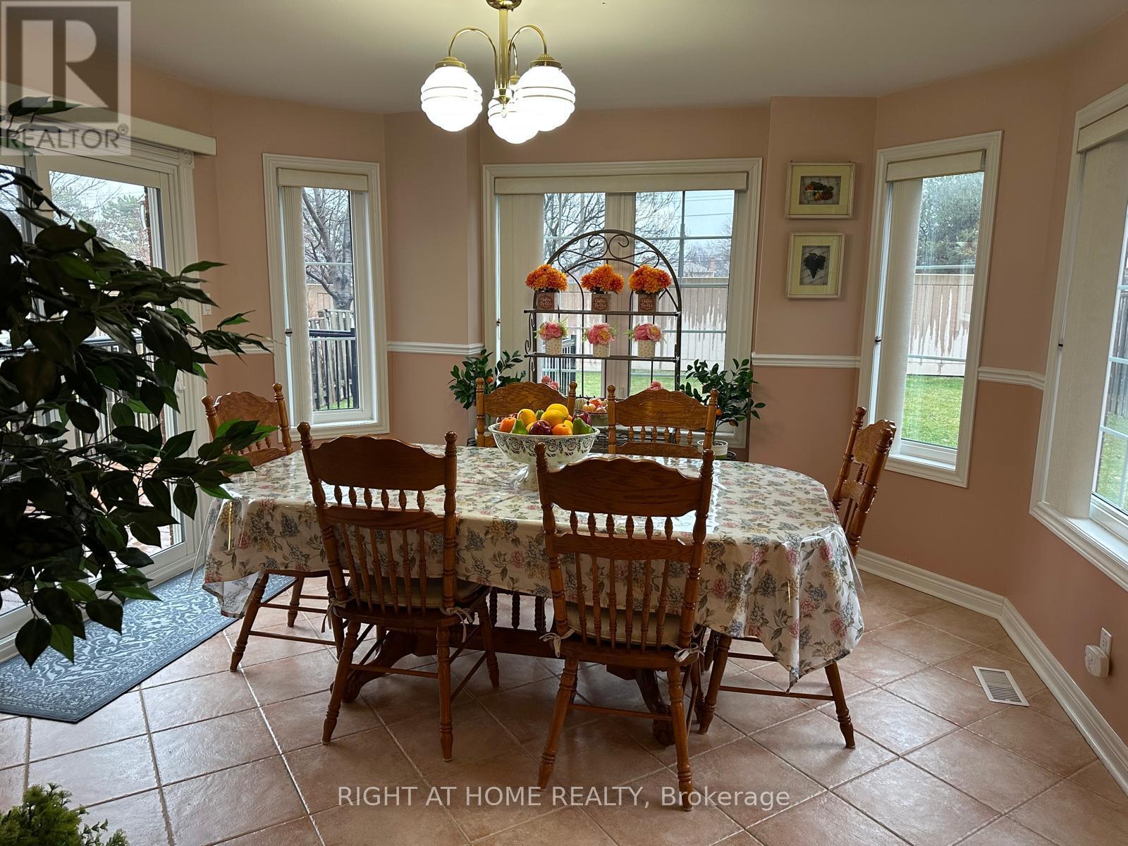 874 Wetherby Lane N, Mississauga, Ontario  L4W 4S9 - Photo 11 - W13040778