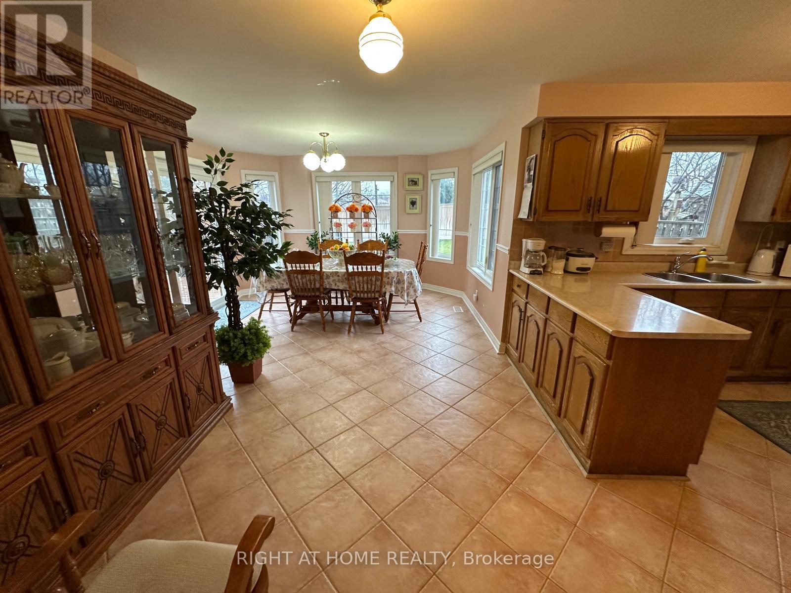 874 Wetherby Lane N, Mississauga, Ontario  L4W 4S9 - Photo 14 - W13040778