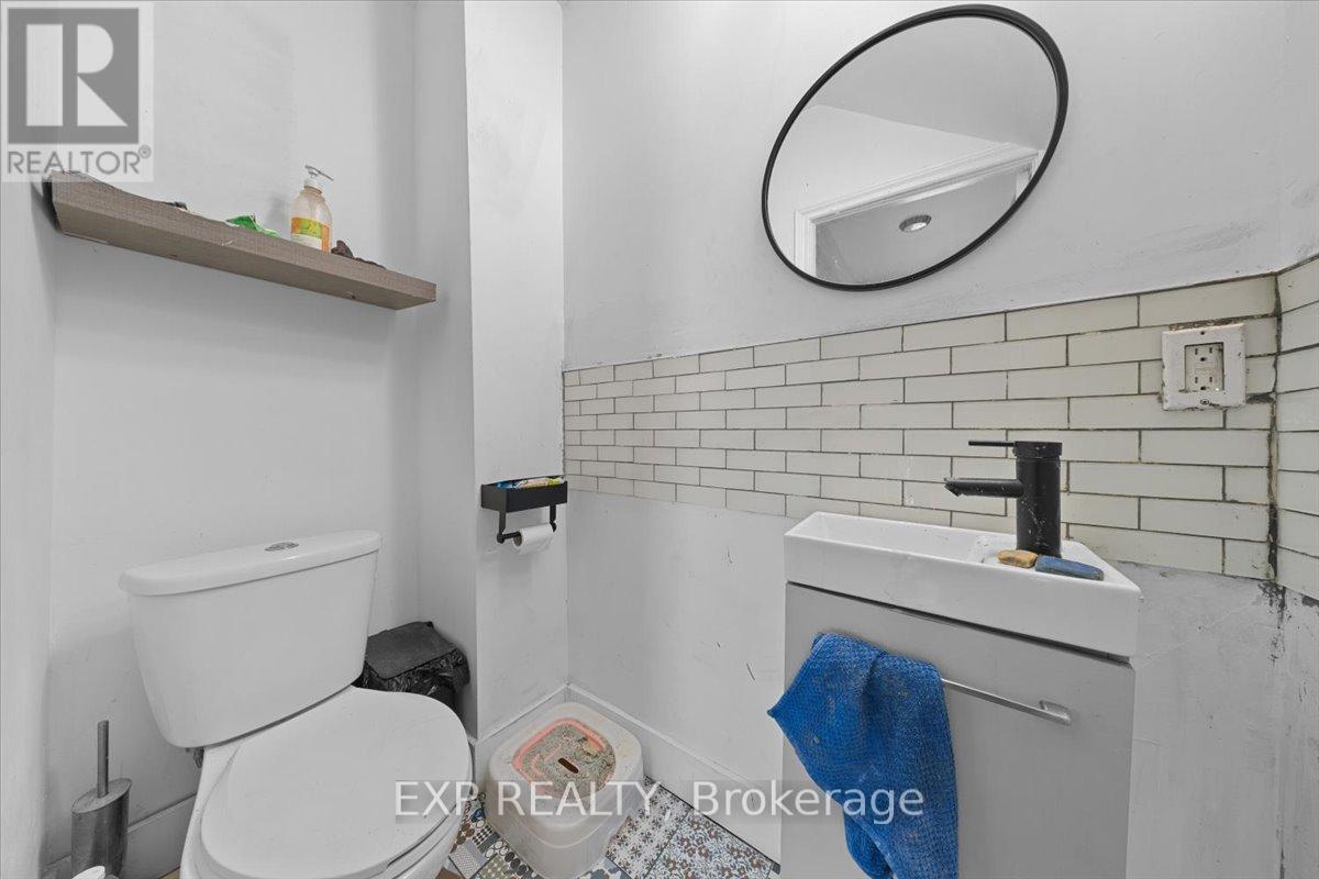 297 Cyr Avenue, Ottawa, Ontario  K1L 7N6 - Photo 5 - X12979062