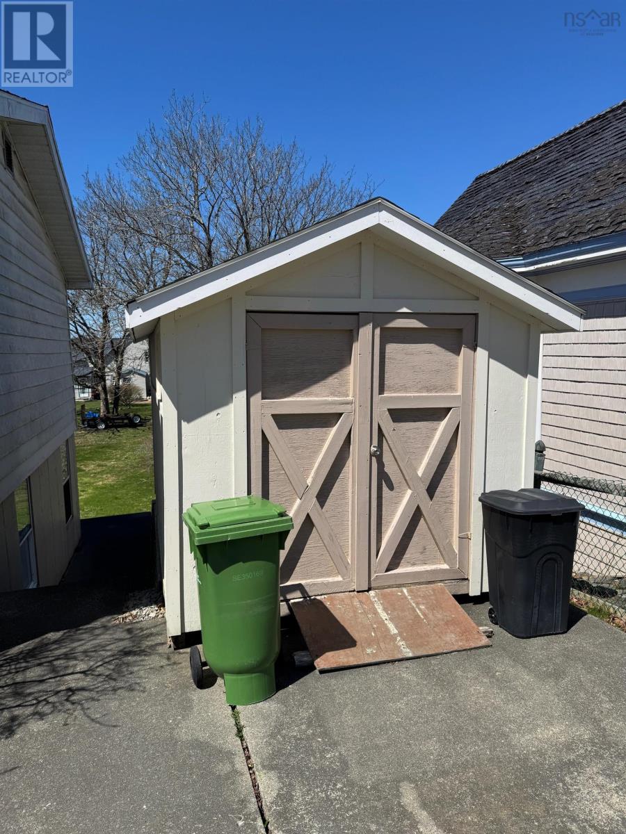 5 Whipple Street, Yarmouth, Nova Scotia  B5A 1W3 - Photo 10 - 202608677