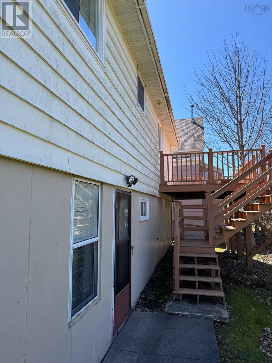 5 Whipple Street, Yarmouth, Nova Scotia  B5A 1W3 - Photo 4 - 202608677