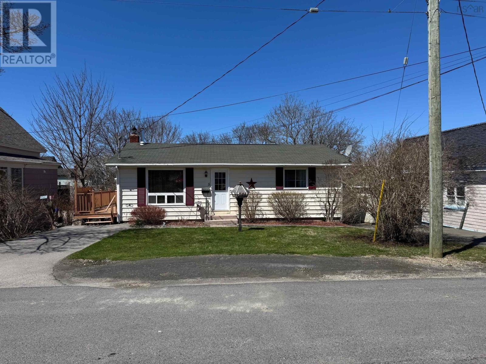 5 Whipple Street, Yarmouth, Nova Scotia  B5A 1W3 - Photo 2 - 202608677