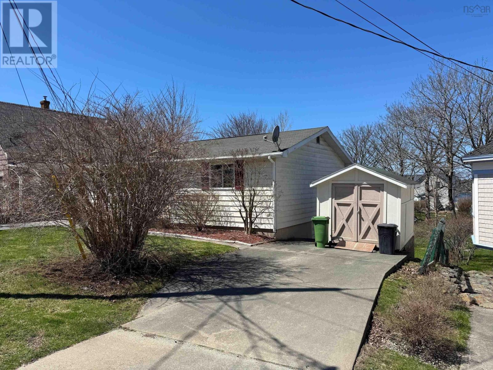 5 Whipple Street, Yarmouth, Nova Scotia  B5A 1W3 - Photo 3 - 202608677