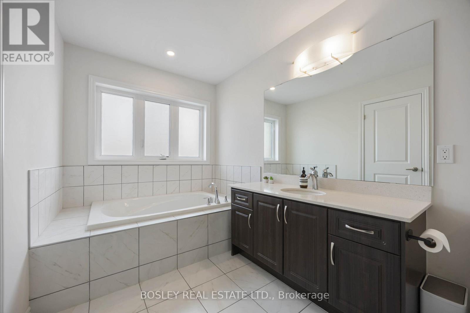 29 Ferragine Crescent, Bradford West Gwillimbury (Bradford), Ontario  L3Z 4J9 - Photo 18 - N13046756