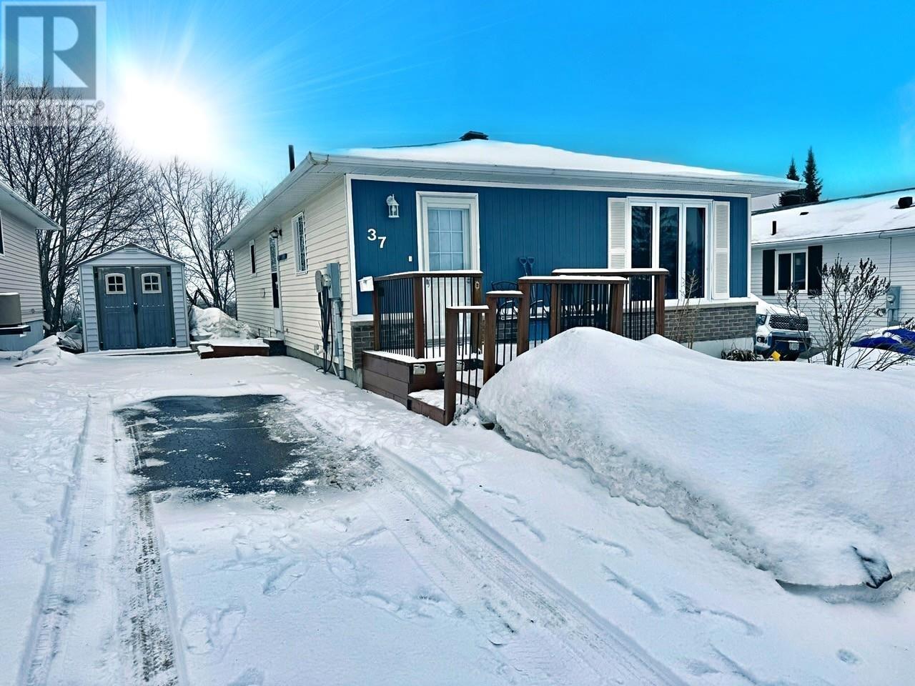 37 Ste. Camillus Cres, Elliot Lake, Ontario  P5A 3J8 - Photo 1 - SM260503