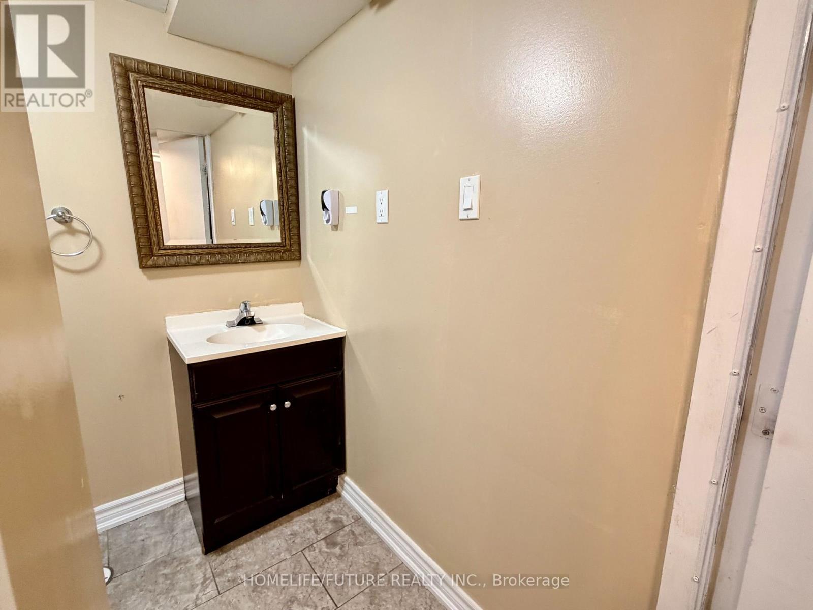 Bsmt - 22 Gamson Crescent, Brampton, Ontario  L6R 0V8 - Photo 12 - W13046098