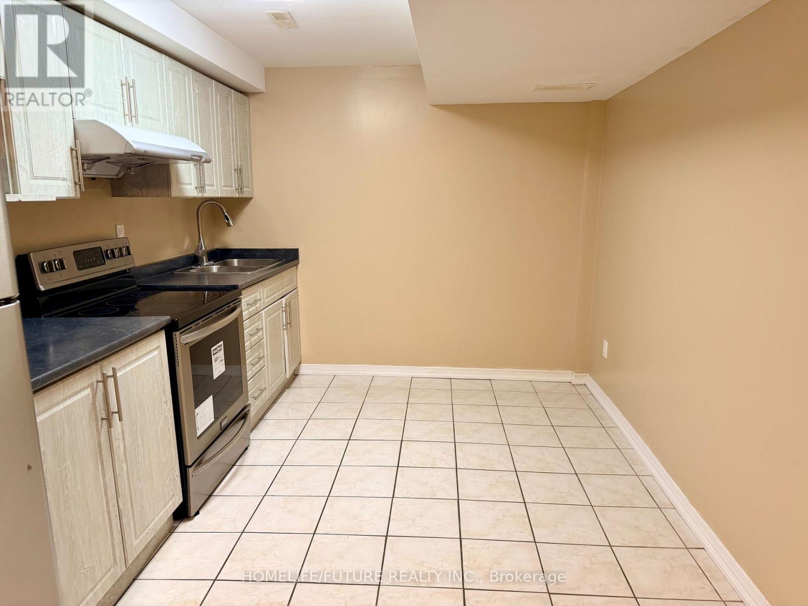 Bsmt - 22 Gamson Crescent, Brampton, Ontario  L6R 0V8 - Photo 8 - W13046098