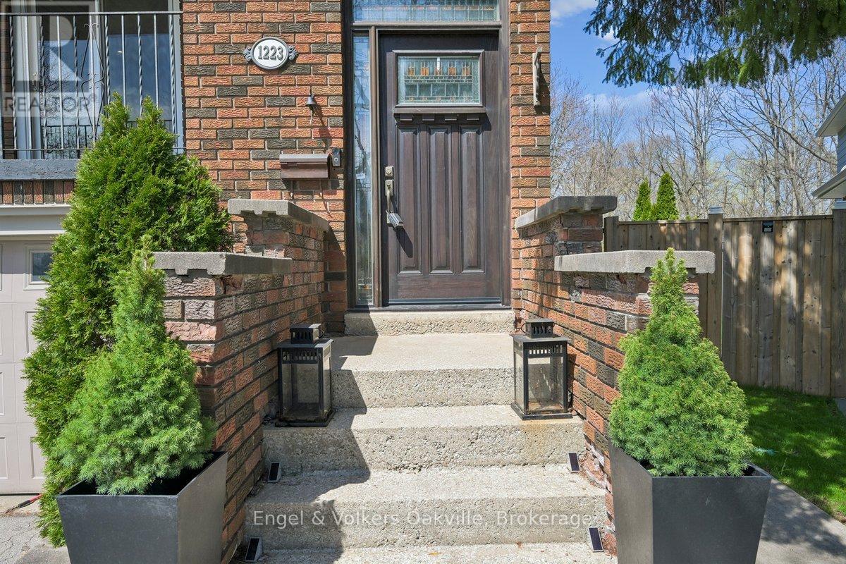 1223 Hudson Place, Oakville, Ontario  L6H 2W2 - Photo 7 - W13046976