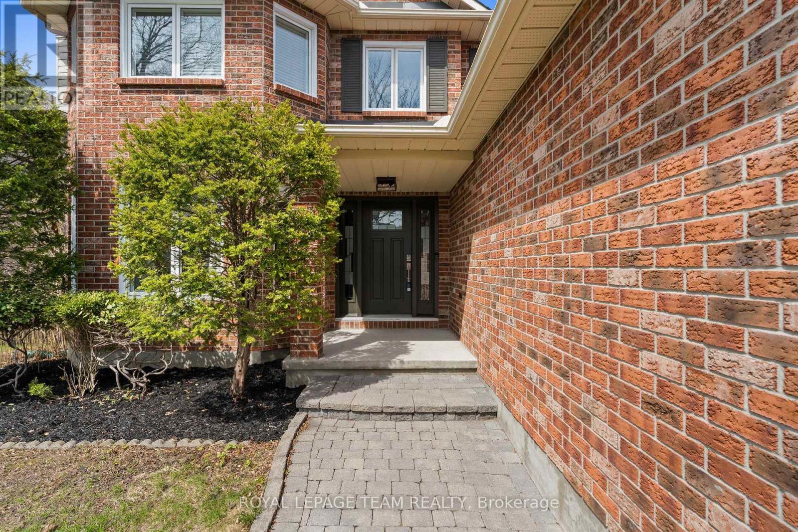 76 Hansen Avenue, Ottawa, Ontario  K2K 2L7 - Photo 3 - X12854320