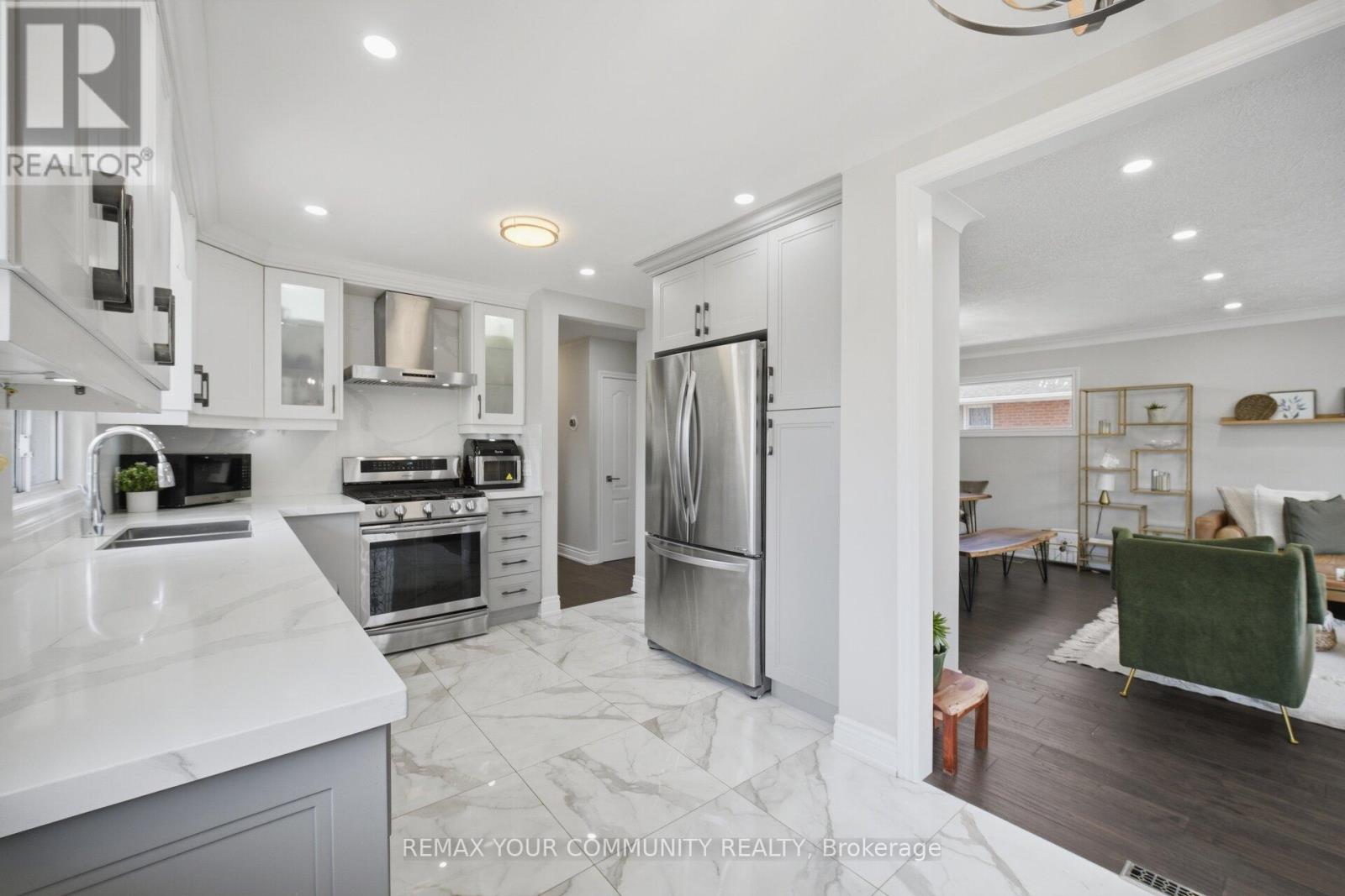 54 Applefield Drive, Toronto, Ontario  M1P 3X9 - Photo 8 - E13046944