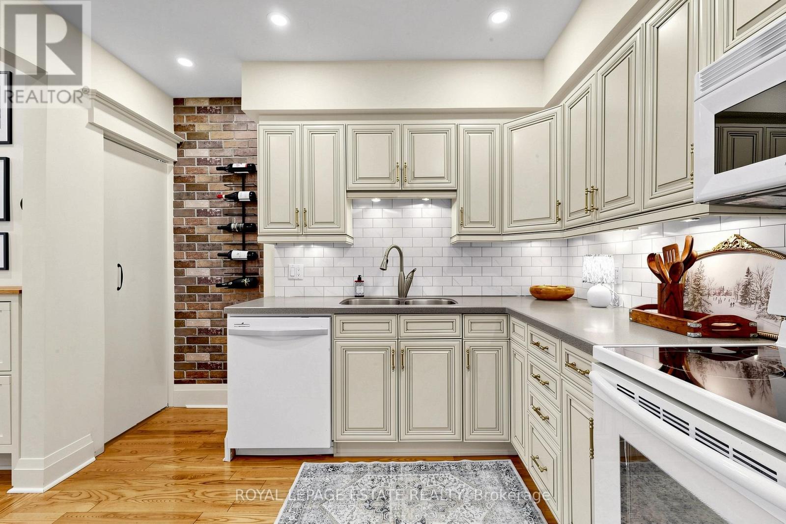 823 Sammon Avenue, Toronto, Ontario  M4C 2E7 - Photo 11 - E13047024