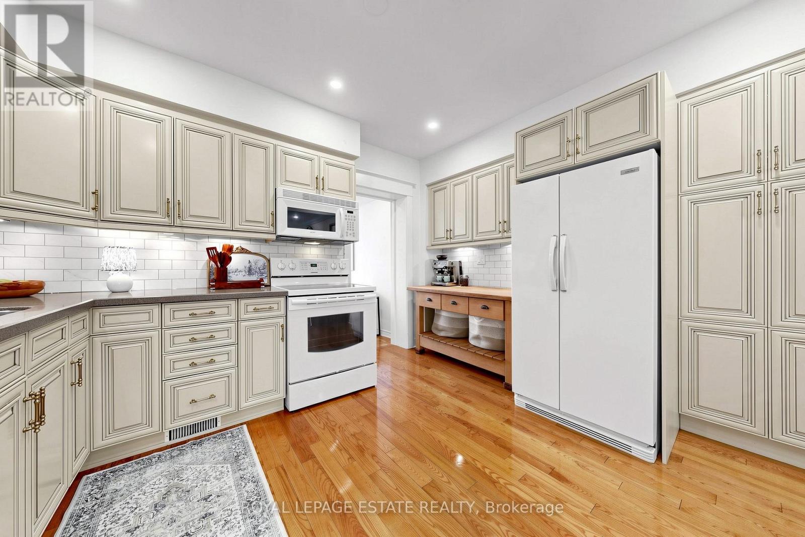 823 Sammon Avenue, Toronto, Ontario  M4C 2E7 - Photo 12 - E13047024