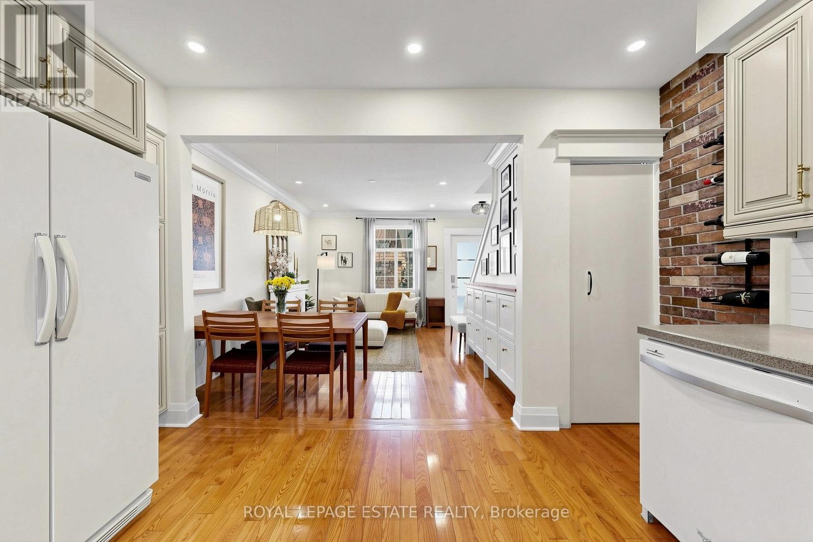 823 Sammon Avenue, Toronto, Ontario  M4C 2E7 - Photo 13 - E13047024