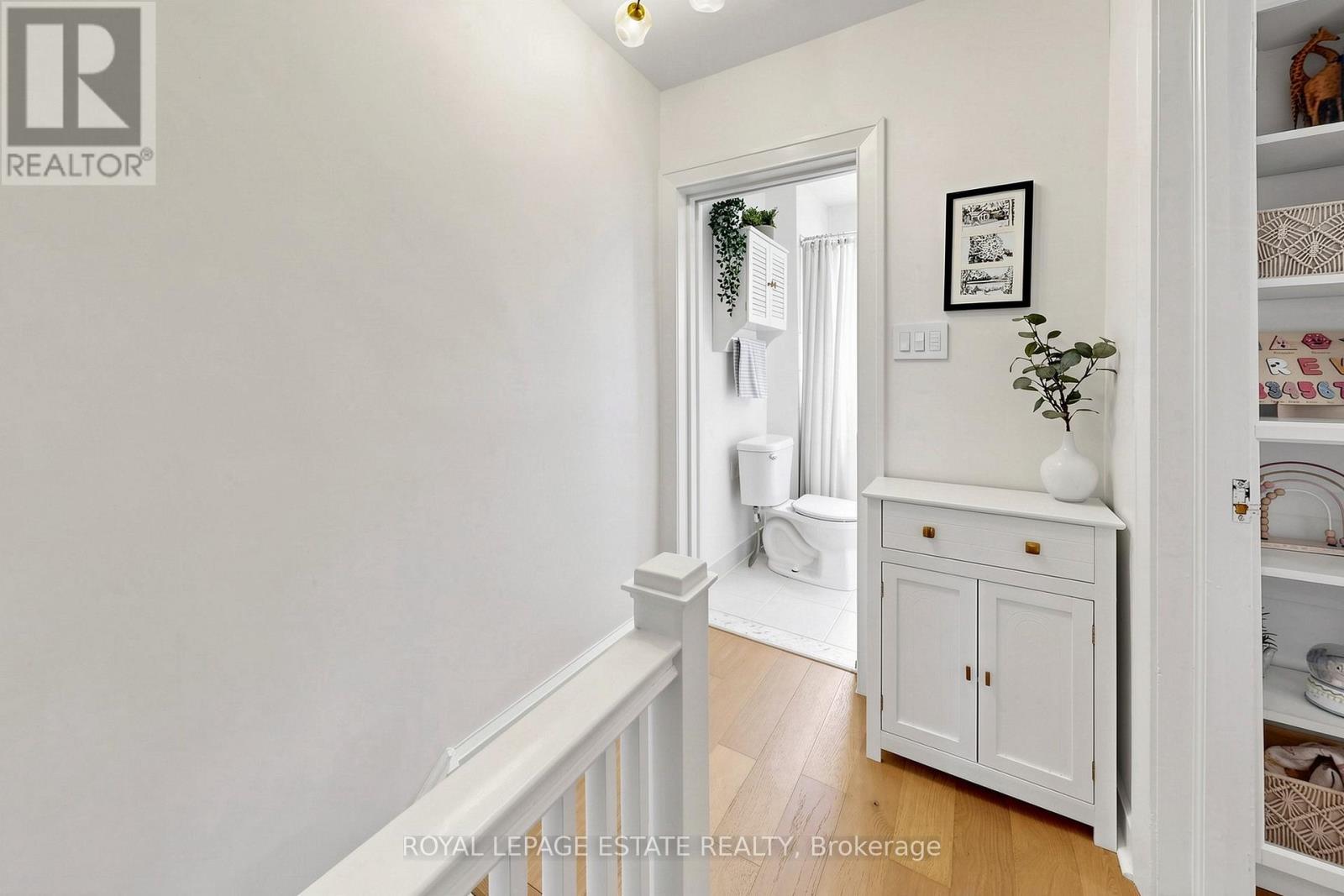 823 Sammon Avenue, Toronto, Ontario  M4C 2E7 - Photo 15 - E13047024