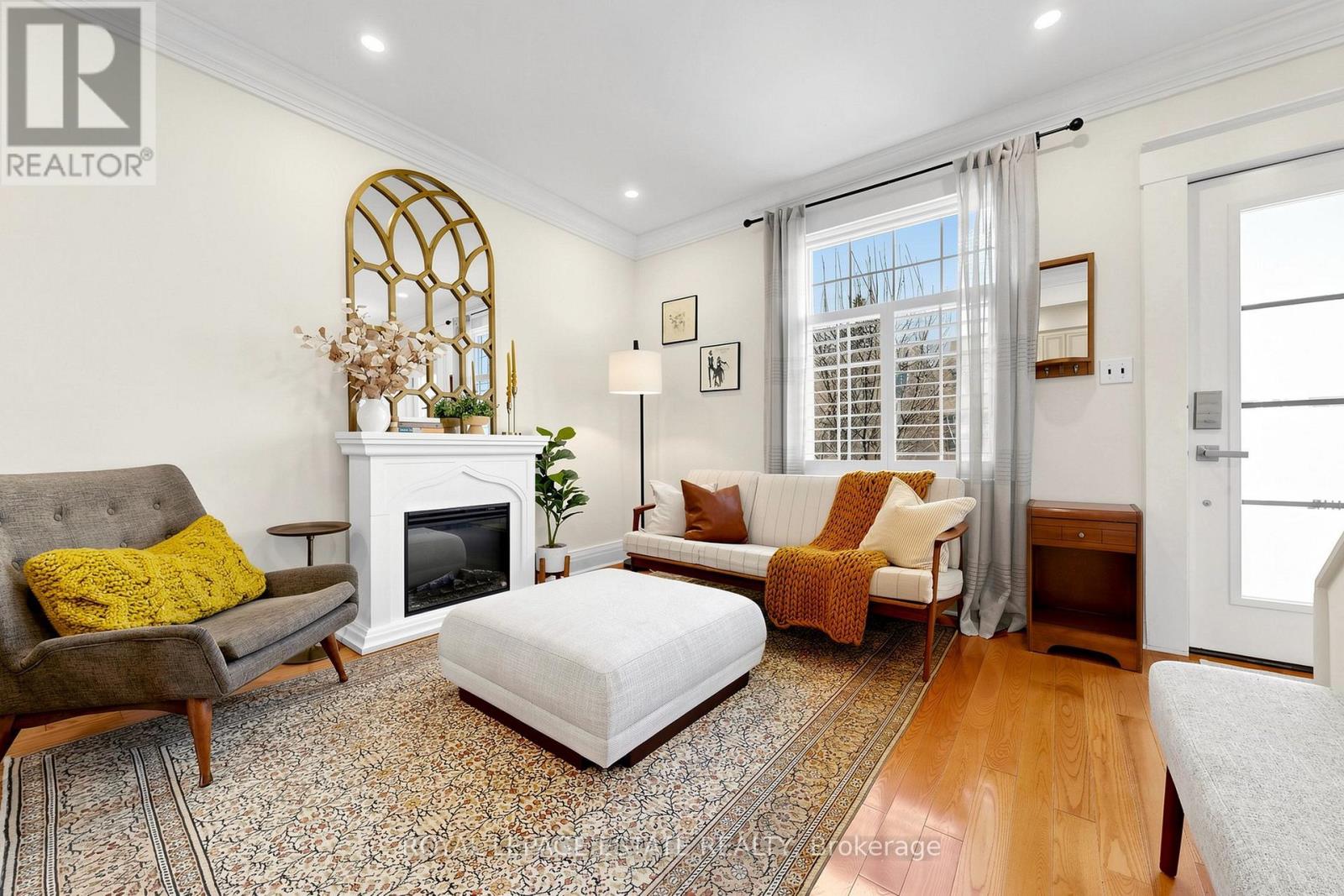 823 Sammon Avenue, Toronto, Ontario  M4C 2E7 - Photo 2 - E13047024