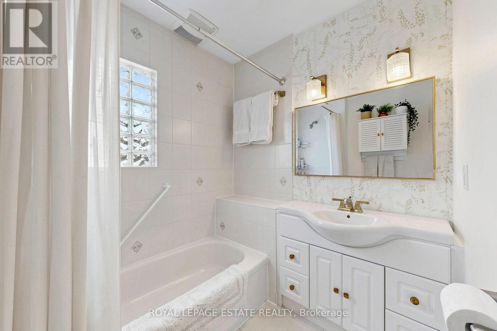 823 Sammon Avenue, Toronto, Ontario  M4C 2E7 - Photo 21 - E13047024