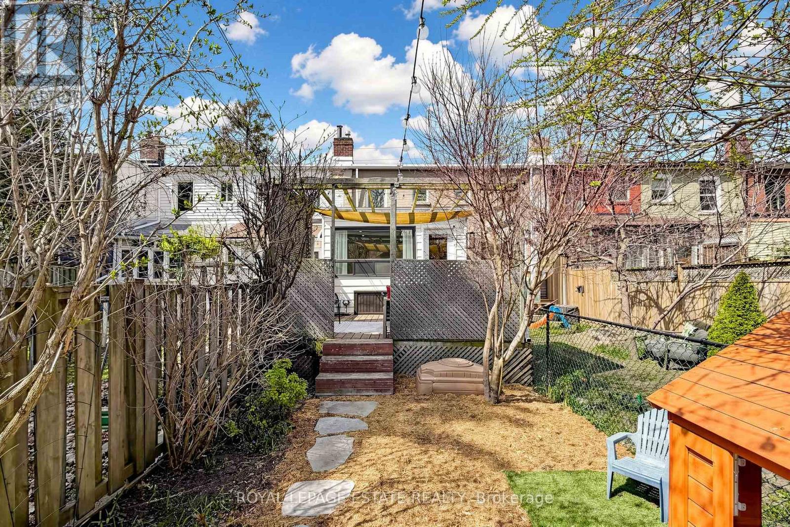 823 Sammon Avenue, Toronto, Ontario  M4C 2E7 - Photo 27 - E13047024