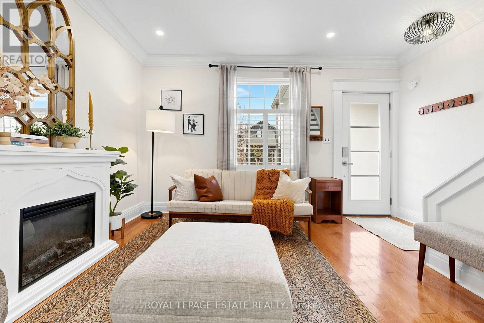 823 Sammon Avenue, Toronto, Ontario  M4C 2E7 - Photo 3 - E13047024