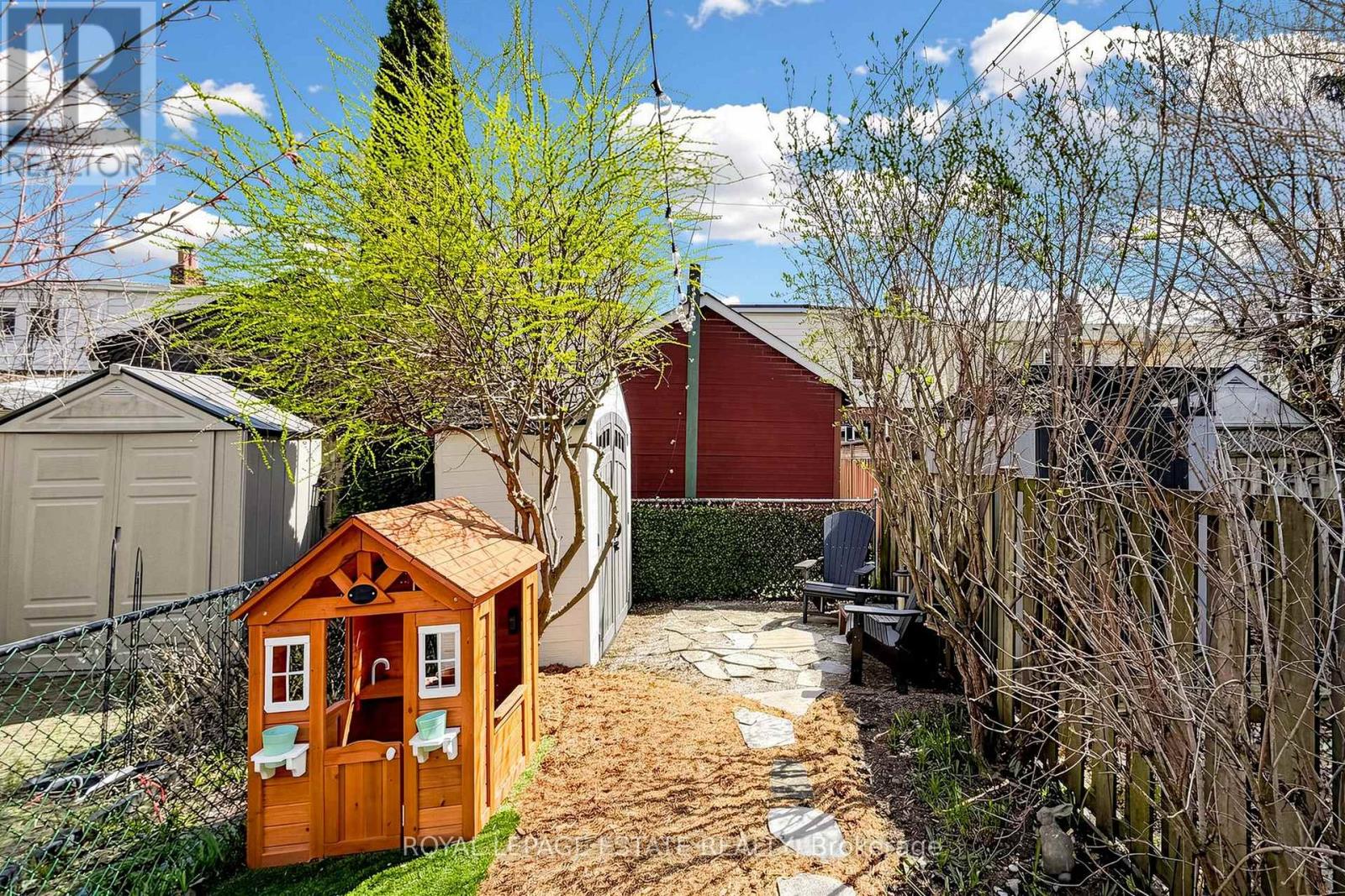 823 Sammon Avenue, Toronto, Ontario  M4C 2E7 - Photo 30 - E13047024