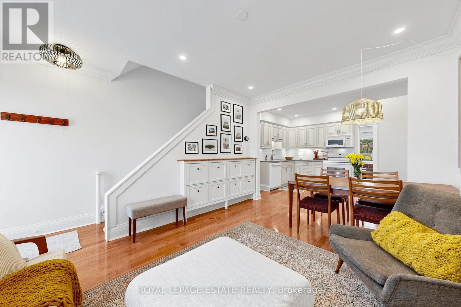 823 Sammon Avenue, Toronto, Ontario  M4C 2E7 - Photo 6 - E13047024