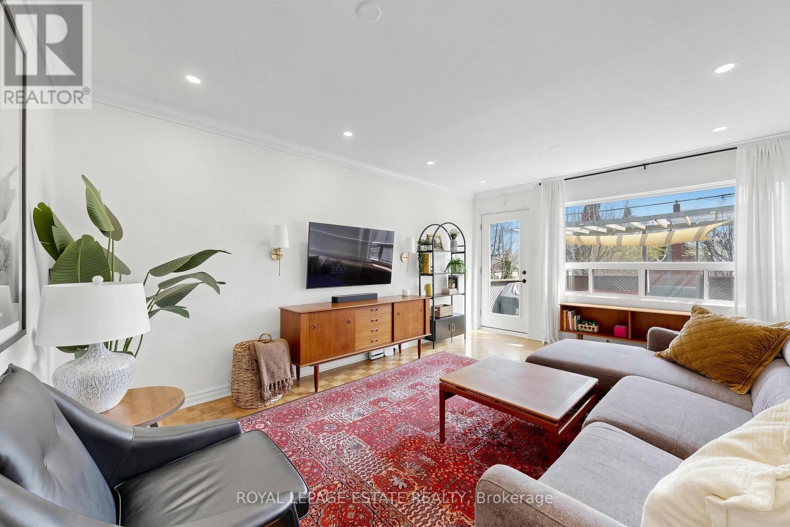 823 Sammon Avenue, Toronto, Ontario  M4C 2E7 - Photo 9 - E13047024