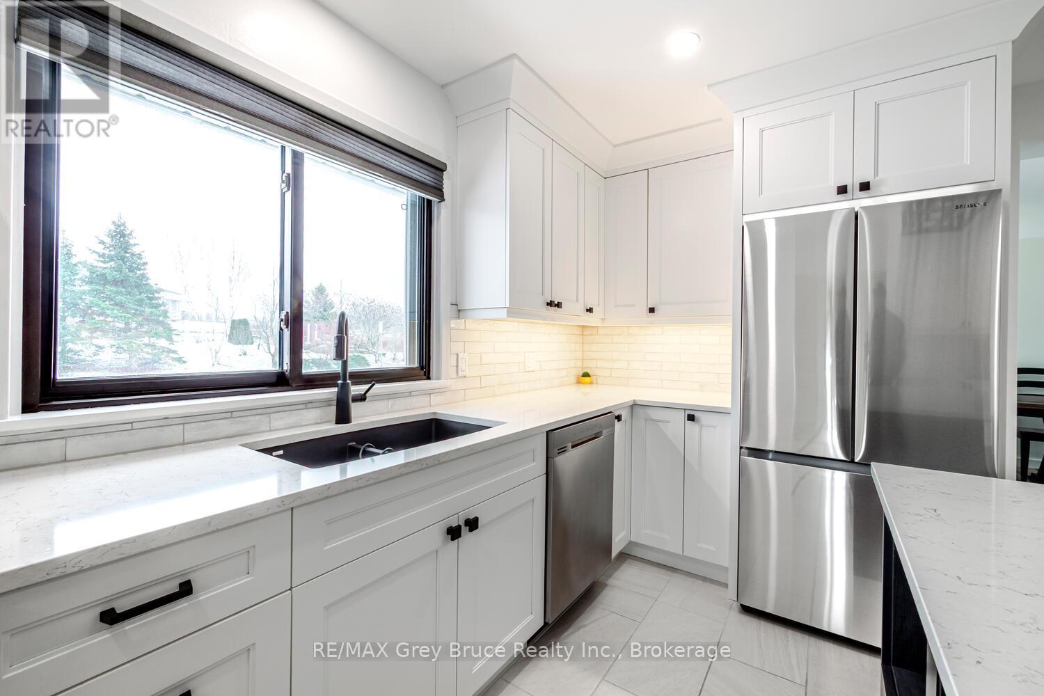 105 John Street, Georgian Bluffs, Ontario  N0H 2T0 - Photo 17 - X13047136