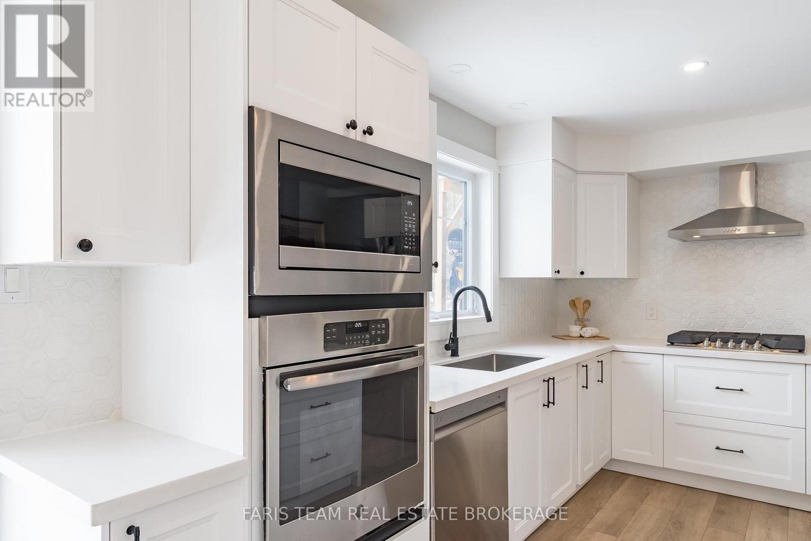 3 Matthew Court, Wasaga Beach, Ontario  L9Z 1J5 - Photo 10 - S12864982