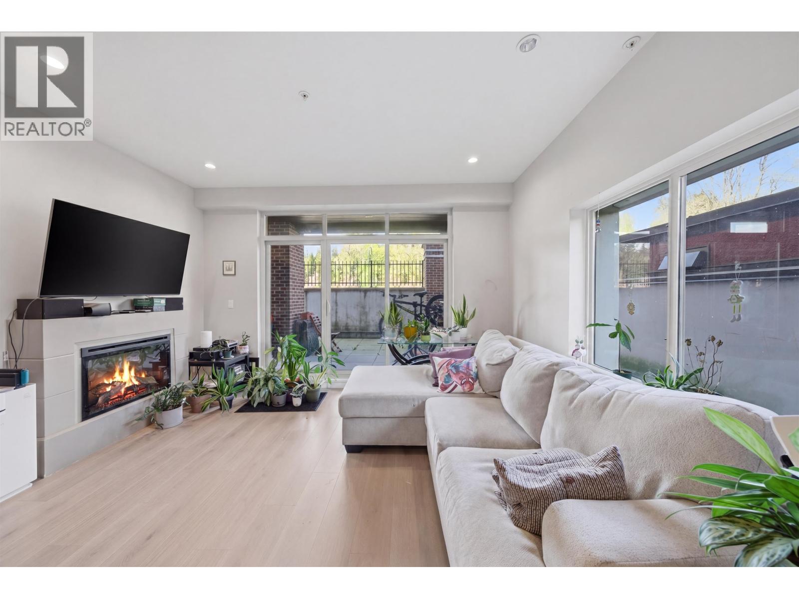 204 1273 Marine Drive, North Vancouver, British Columbia  V7P 1T3 - Photo 4 - R3115917