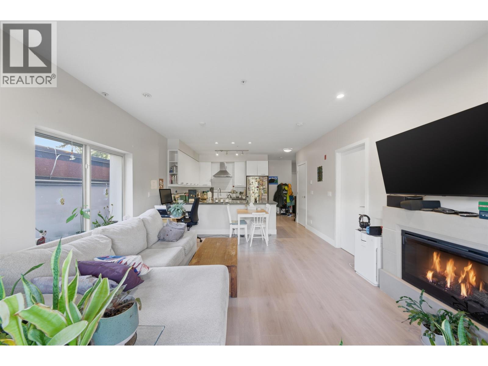 204 1273 Marine Drive, North Vancouver, British Columbia  V7P 1T3 - Photo 8 - R3115917