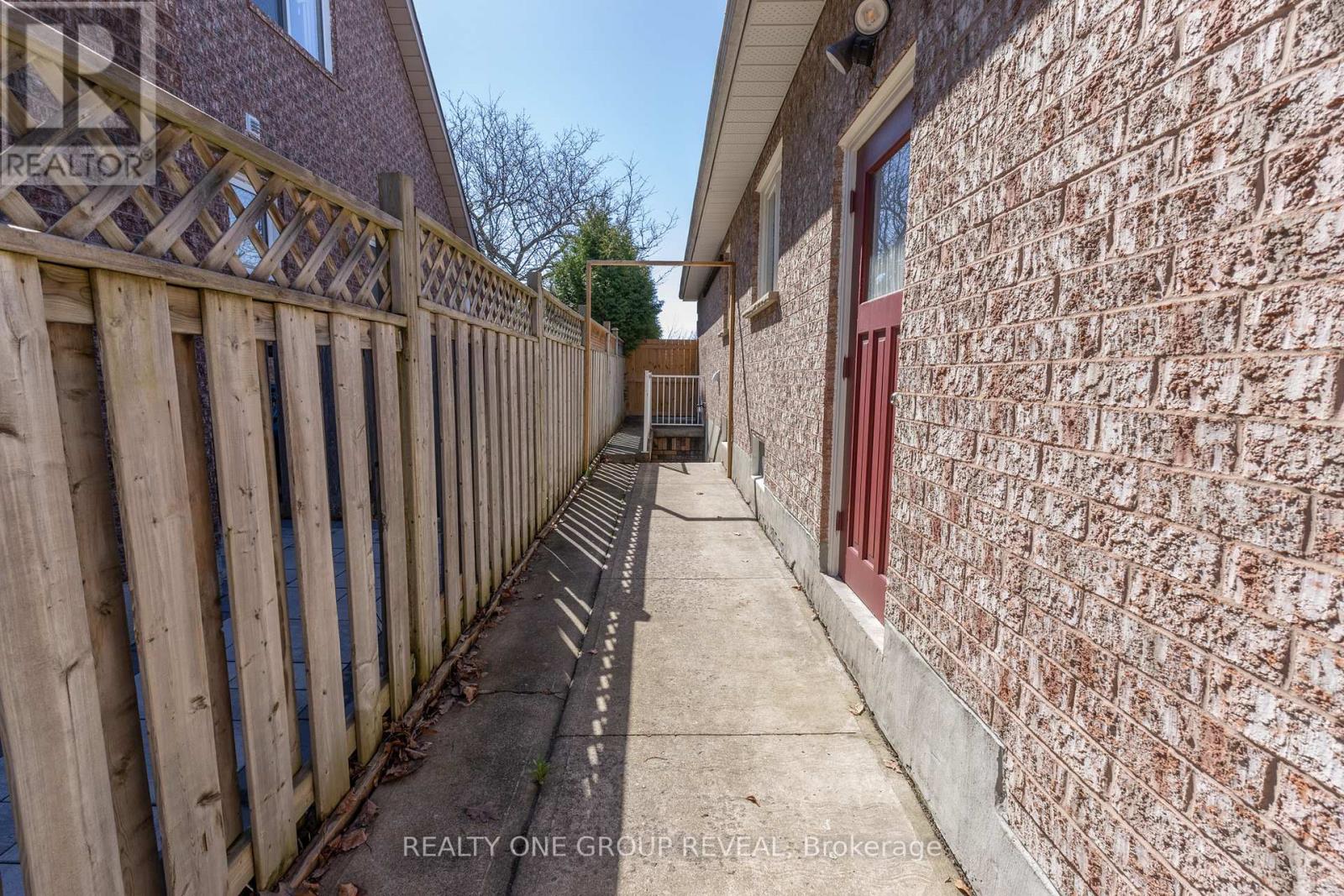 48 Patrick Drive, Whitby, Ontario  L1R 2L2 - Photo 4 - E13047190