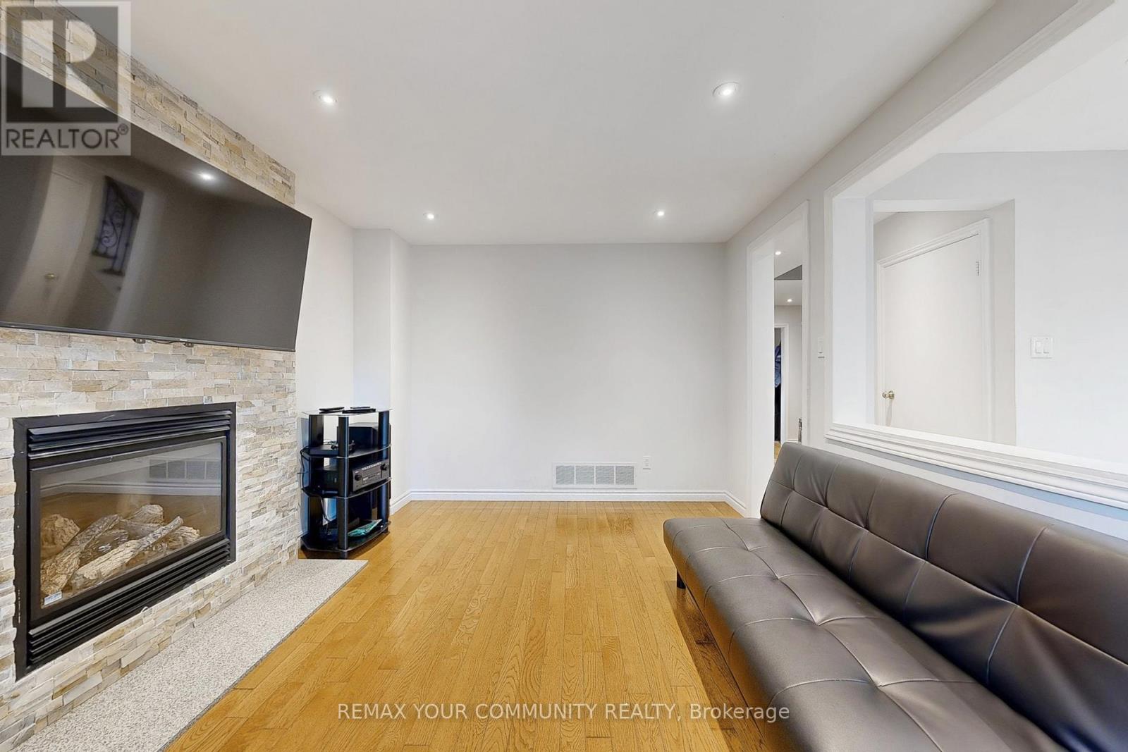 287 Manchester Drive, Newmarket, Ontario  L3Y 6J4 - Photo 9 - N13047236