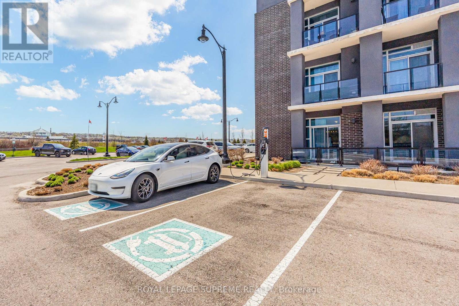 639 - 16 Concord Place, Grimsby, Ontario  L3M 0J1 - Photo 3 - X13047296