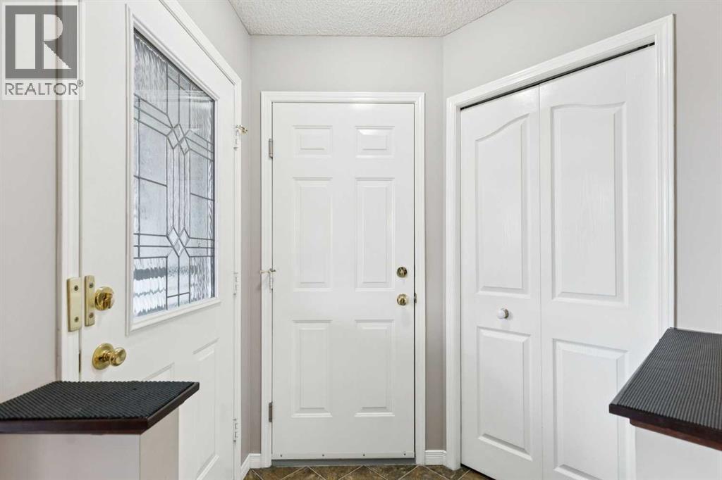 38 Citadel Peak Circle NW, Calgary, Alberta  T3G 4E8 - Photo 4 - A2302504