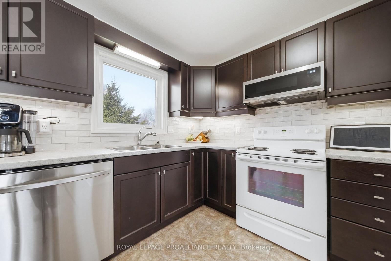 198 Moira Street W, Belleville (Belleville Ward), Ontario  K8P 1T5 - Photo 10 - X13047440