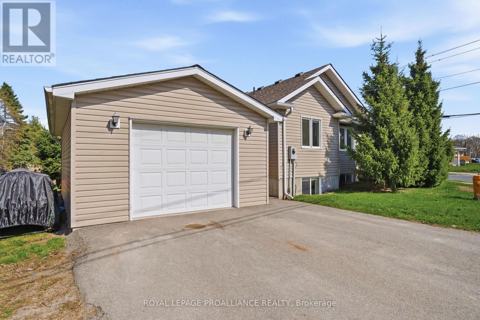 198 Moira Street W, Belleville (Belleville Ward), Ontario  K8P 1T5 - Photo 2 - X13047440