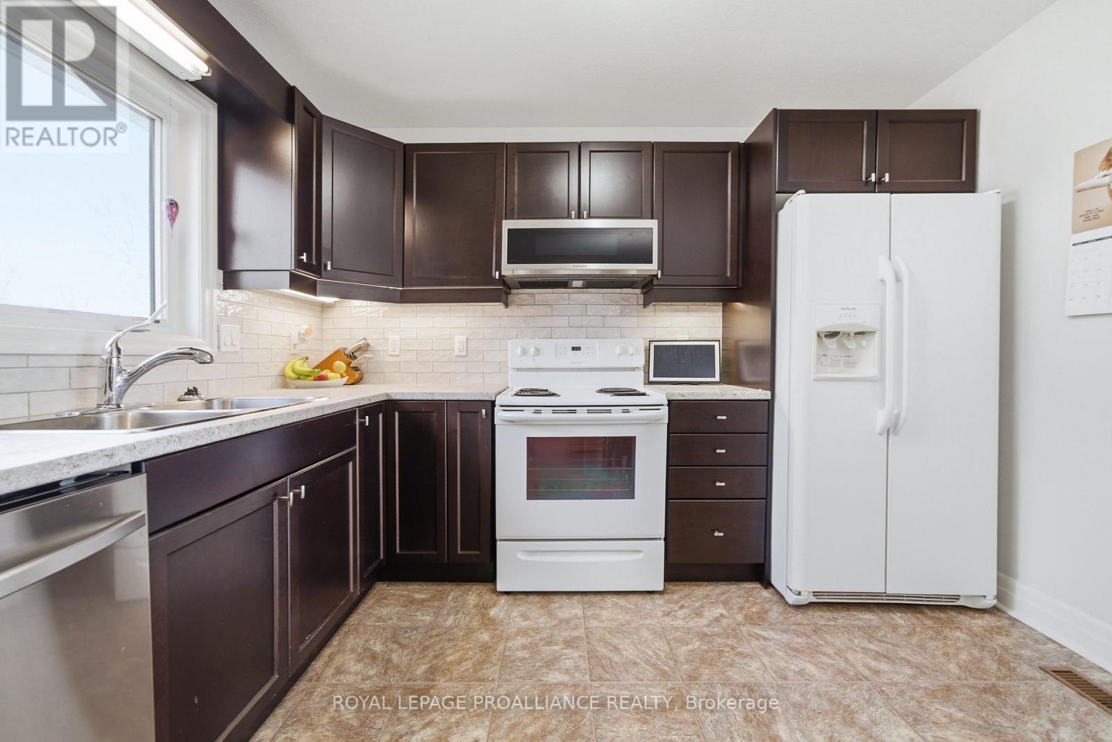 198 Moira Street W, Belleville (Belleville Ward), Ontario  K8P 1T5 - Photo 9 - X13047440