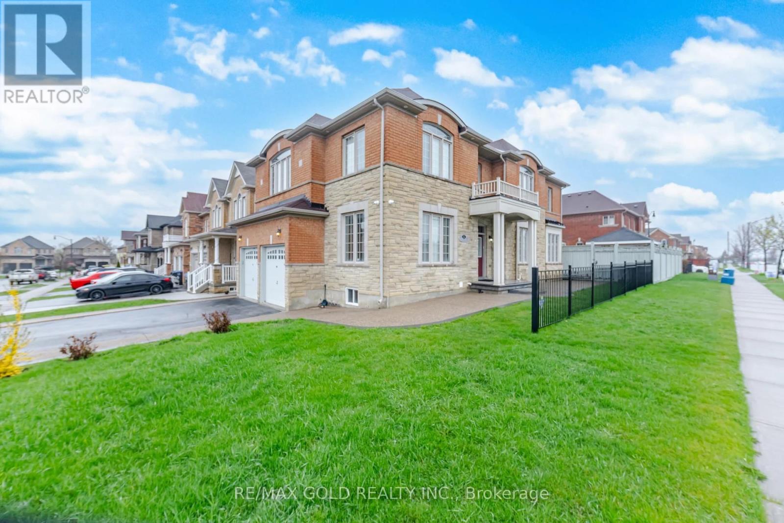 26 Drummondville Drive, Brampton, Ontario  L6P 3M9 - Photo 3 - W12991224