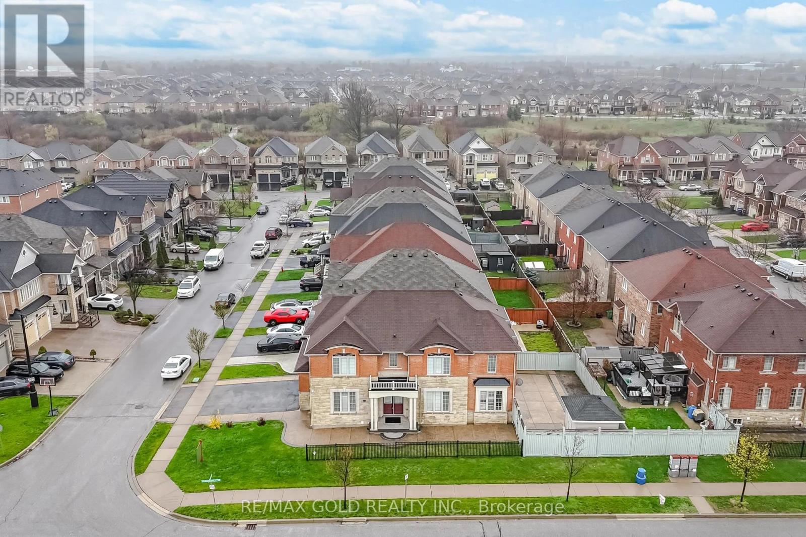 26 Drummondville Drive, Brampton, Ontario  L6P 3M9 - Photo 2 - W12991224