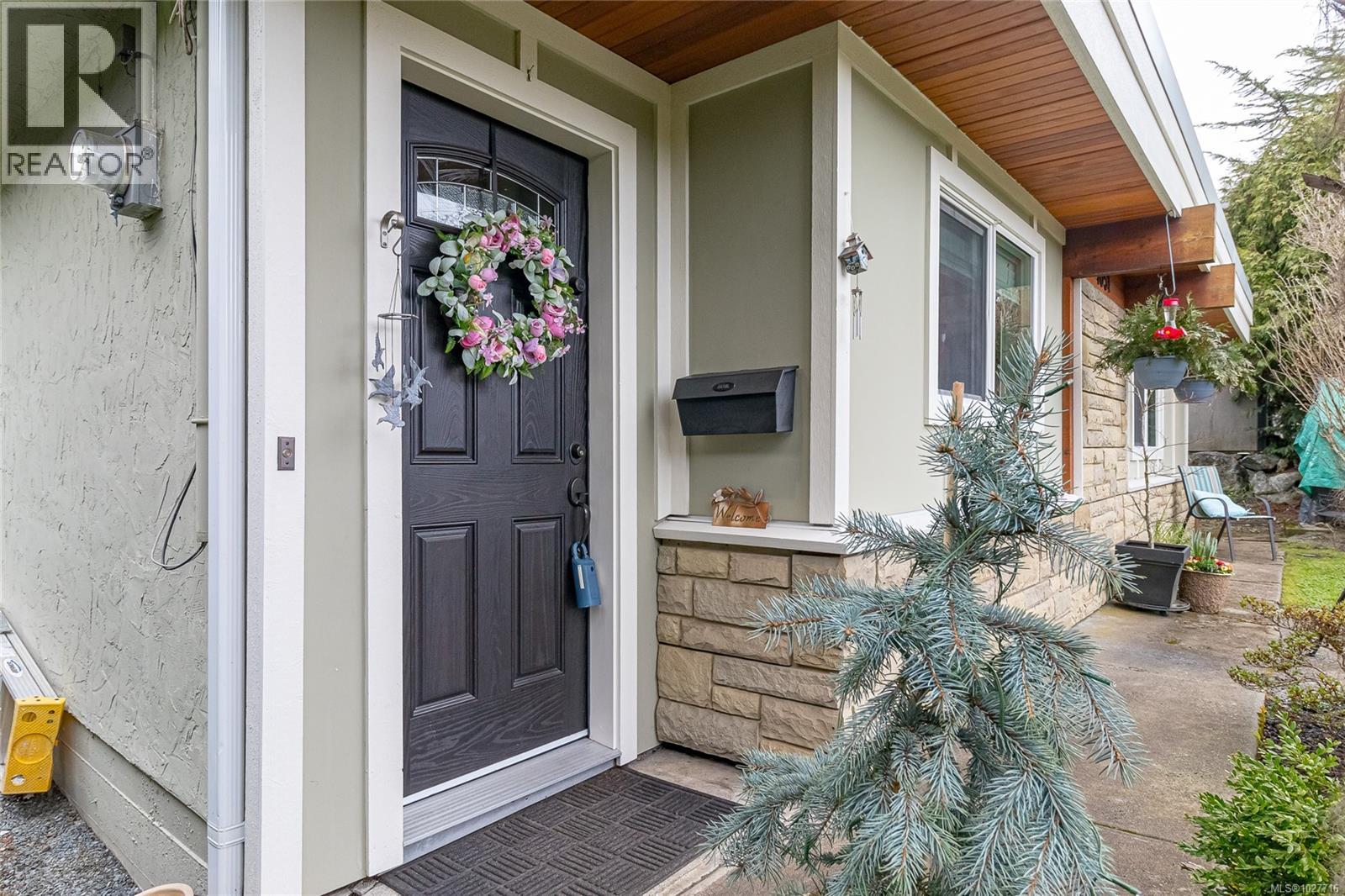 1051 Chesterfield Rd, Saanich, British Columbia  V8Z 2T9 - Photo 2 - 1027716