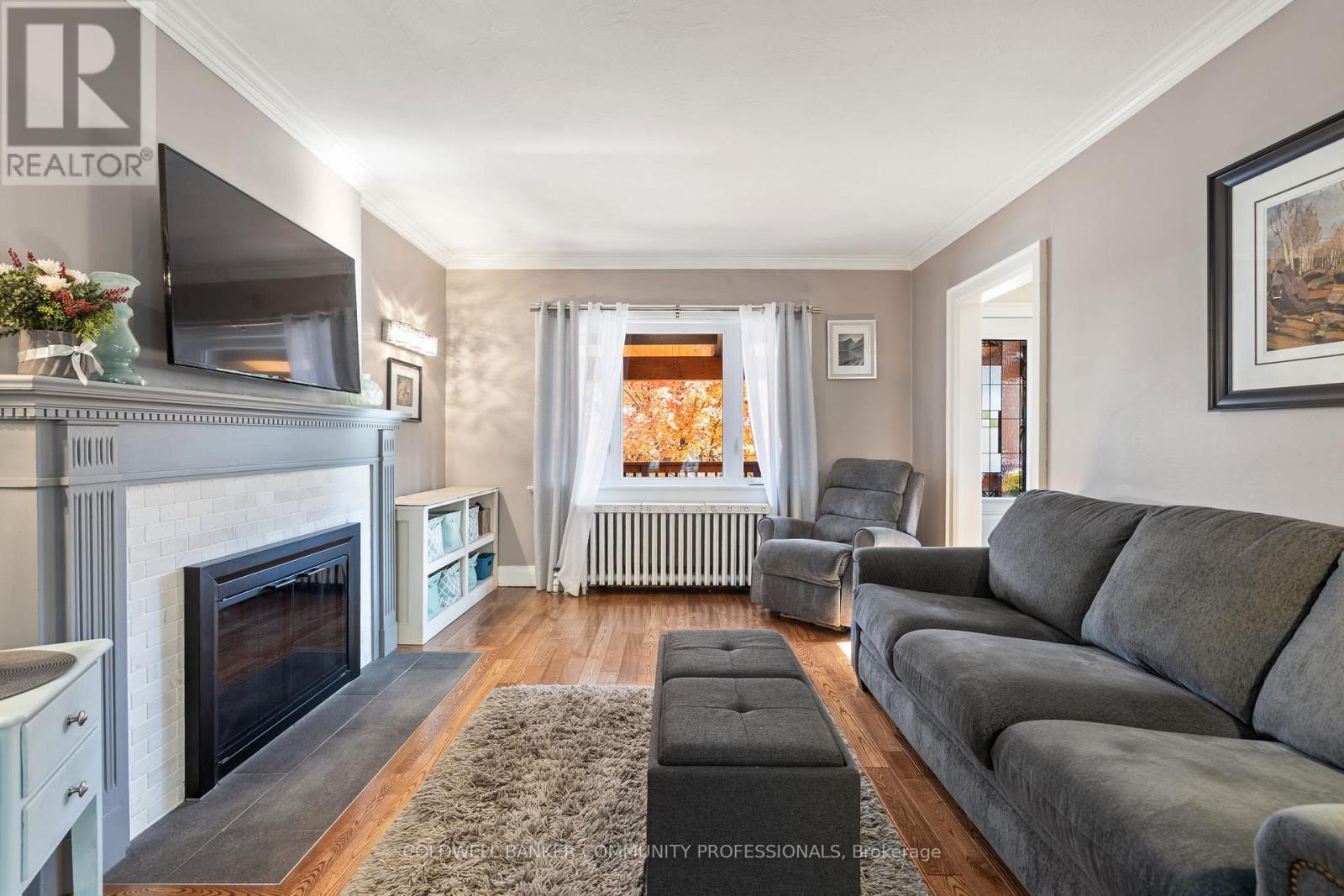 2 Lankin Boulevard, Toronto, Ontario  M4J 4W8 - Photo 9 - E13047640