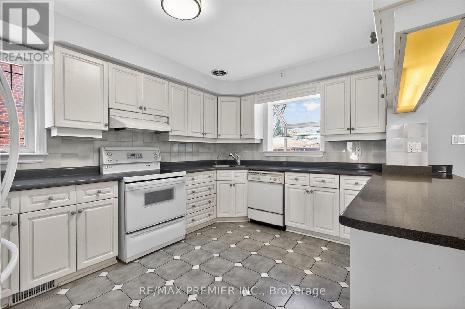 154a William Street, Toronto, Ontario  M9N 2H1 - Photo 15 - W12799494